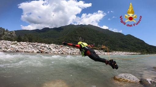 I vigili del fuoco si esercitano per il soccorso nei fiumi e in zone alluvionate