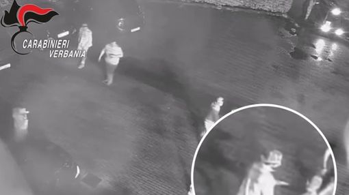 Accoltellò due uomini fuori dal locale notturno: arrestato dai carabinieri VIDEO Accoltellò due uomini fuori dal locale notturno: arrestato dai carabinieri VIDEO