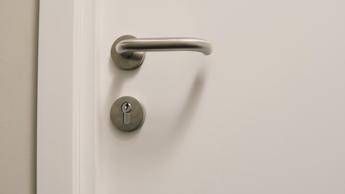 Carta stagnola sulle maniglie delle porte, un gesto gentile verso la propria casa Carta stagnola sulle maniglie delle porte, un gesto gentile verso la propria casa