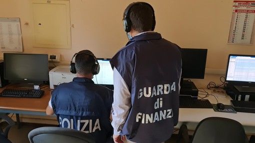False assunzioni e contratti per ottenere permessi di soggiorno, ma anche bonus e reddito di cittadinanza: 7 persone in manette False assunzioni e contratti per ottenere permessi di soggiorno, ma anche bonus e reddito di cittadinanza: 7 persone in manette