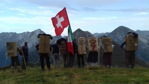 Tornano le camminate senza frontiere sui sentieri degli spalloni Tornano le camminate senza frontiere sui sentieri degli spalloni