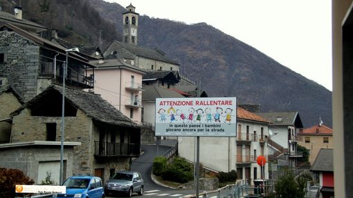Borgomezzavalle , i cartelli che avvisano che i bambini giocano in strada