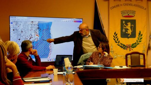 Il sindaco Giorgio Ferroni indica sullo schermo le zone vincolate dalle Zps