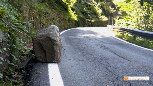 Ancora sulla strada il masso caduto 10 giorni fa ad Anzino
