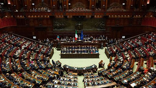 Vigilia delle elezioni, già 47 parlamentari hanno cambiato gruppo
