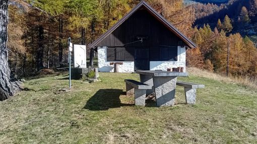 Il bivacco realizzato 40 anni fa all'alpe Pozzolo, tra Beura e Trontano