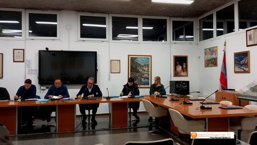 Foto: il consiglio comunale con i banchi della minoranza vuoti Foto: il consiglio comunale con i banchi della minoranza vuoti