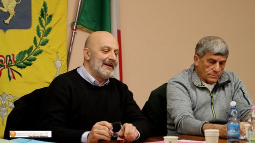Foto: il sindaco Giorgio Ferroni, con in mano la pratica relativa alla cava Palissandro