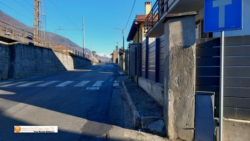 ''Il marciapiede di via Toce è pericoloso'' ''Il marciapiede di via Toce è pericoloso''