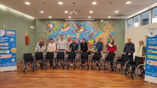 Dal Cantante della Solidarietà 10 carrozzine per l'Unione Genitori Italiani contro il tumore dei bambini