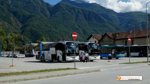 Foto: il parcheggio della Vigezzina, utilizzato per il trasbordo dei passeggeri della linea del Sempione Foto: il parcheggio della Vigezzina, utilizzato per il trasbordo dei passeggeri della linea del Sempione