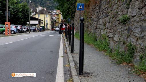 Via Zonca, posati i paletti per impedire la sosta selvaggia FOTO Via Zonca, posati i paletti per impedire la sosta selvaggia FOTO