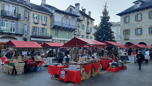 Poca gente sabato mattina ai Mercatini di Natale FOTO