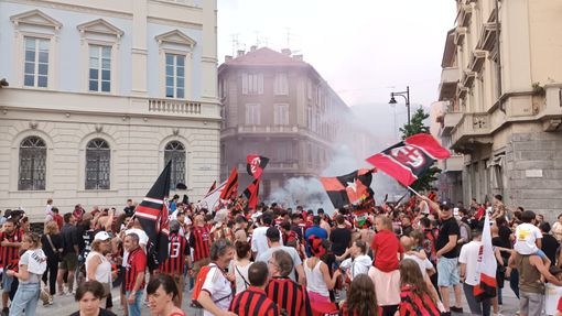 Tifosi rossoneri in festa per il 19° scudetto del Milan FOTO E VIDEO