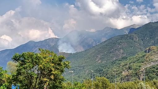 Grosso incendio sulle alture tra Beura e Cosasca FOTO