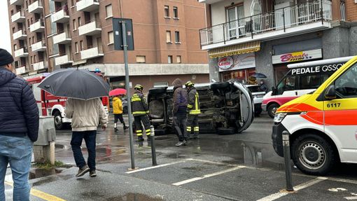 Va a sbattere contro due auto parcheggiate e si ribalta FOTO Va a sbattere contro due auto parcheggiate e si ribalta FOTO
