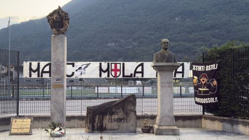 Striscione degli ultras della Juve Domo fuori dal Curotti per il tifoso ferito nel derby Striscione degli ultras della Juve Domo fuori dal Curotti per il tifoso ferito nel derby