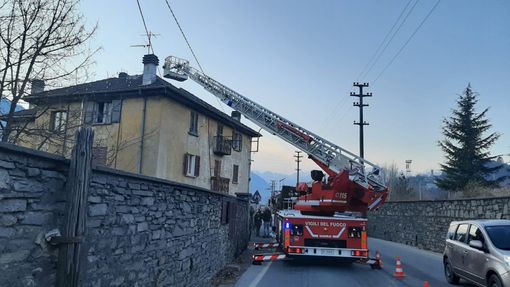 Domo, incendio in una casa di via Piave