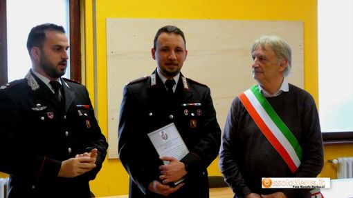 Foto: il maresciallo Sparascio al centro nella foto durante la consegna della targa Foto: il maresciallo Sparascio al centro nella foto durante la consegna della targa