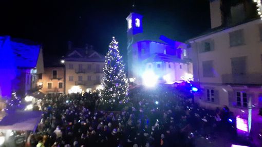 L'albero di Natale di Santa Maria è stato acceso, al via gli eventi dei tanto attesi Mercatini FOTO E VIDEO