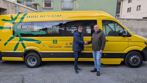 Foto: il presidente del Parco Luigi Spadone e il sindaco Fausto Dotta davanti allo scuolabus