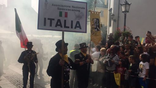 Il Raduno internazionale dello spazzacamino celebra la storia e la tradizione del mestiere Il Raduno internazionale dello spazzacamino celebra la storia e la tradizione del mestiere