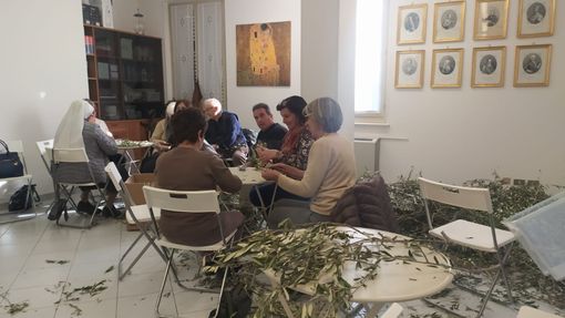 I volontari della parrocchia al lavoro per  imbustare i rami d'ulivo pasquali  VIDEO I volontari della parrocchia al lavoro per  imbustare i rami d'ulivo pasquali  VIDEO
