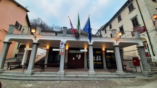Poste aperte a giorni alterni, monta la protesta a Re