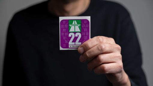 È viola la “vignetta” 2022 per viaggiare sulle autostrade svizzere È viola la “vignetta” 2022 per viaggiare sulle autostrade svizzere