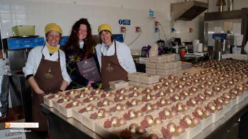 La neolaureata Benedetta Mostratisi con Paola e Cristiana Cabalà dell'Officina del Cioccolato