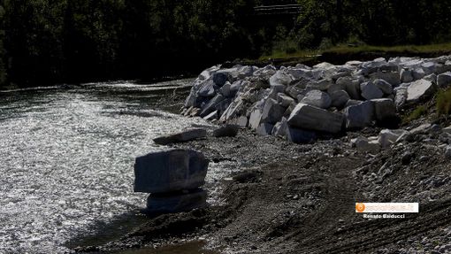 Si rinforzano gli argini del fiume Toce Si rinforzano gli argini del fiume Toce
