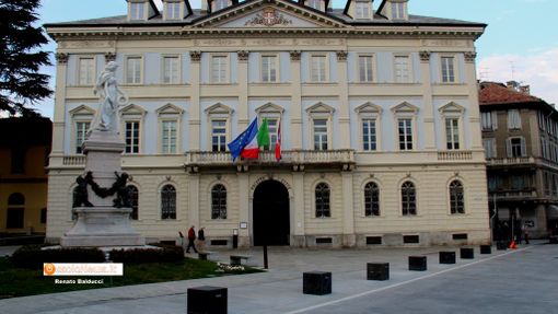 Domodossola, un municipio 'tinto' di rosa