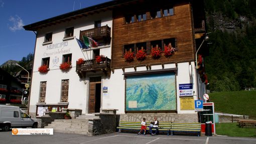 Un piumetto, un elmetto e una lunga penna nera