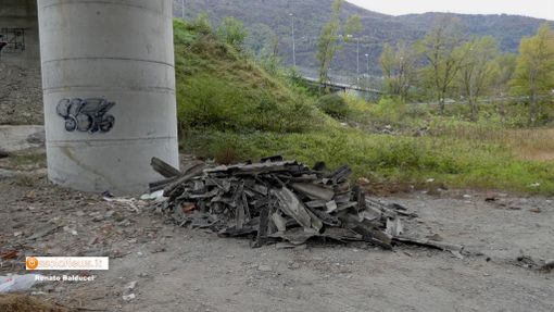 Incivili abbandonano eternit vicino al Toce Incivili abbandonano eternit vicino al Toce
