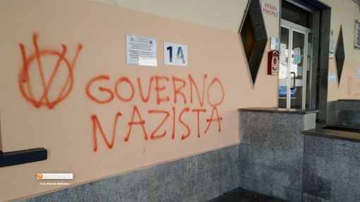 Anche la Digos indaga sul vandalo 'no vax' alla media 'Bagnolini' Anche la Digos indaga sul vandalo 'no vax' alla media 'Bagnolini'