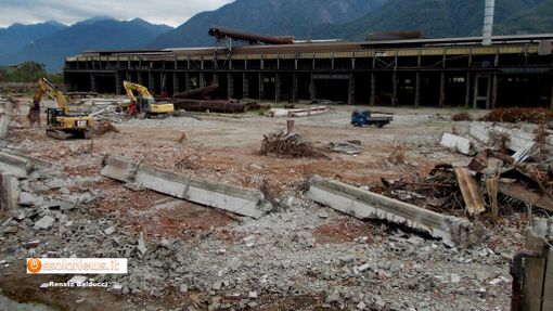 Prosegue a Villadossola la demolizione dell'ex Sisma
