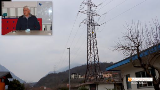 Nella foto la linea da 135 kv che oggi corre al Pontetto: sarà interrata. Nel riquadro il sindaco Renato Punchia Nella foto la linea da 135 kv che oggi corre al Pontetto: sarà interrata. Nel riquadro il sindaco Renato Punchia