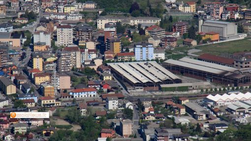 Nella foto: piazza mercato a Villadossola, dove è avvenuta l'aggressione