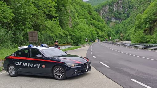 Viola il divieto e aggredisce l’ex compagno: arrestata una 40enne di Masera