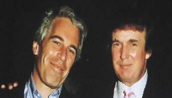 Usa, pubblicate le mail di Epstein: "Trump ha trascorso ore a casa mia" con una delle vittime