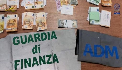 Nel 2022 intercettati da Finanza e Dogane quasi 4 milioni di euro ai valichi con Ticino e Vallese VIDEO