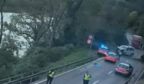 Masso si stacca dalla montagna e finisce sulla strada cantonale: colpita un’auto tra Solduno e Ponte Brolla