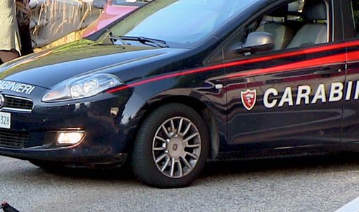 Fermato con due coltelli, denunciato dai carabinieri per porto abusivo