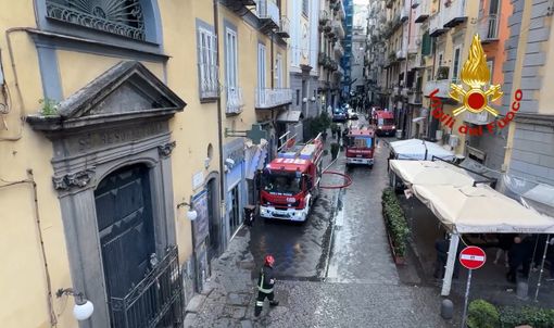 Fiamme in pieno centro a Napoli, coinvolto il teatro Sannazaro Fiamme in pieno centro a Napoli, coinvolto il teatro Sannazaro