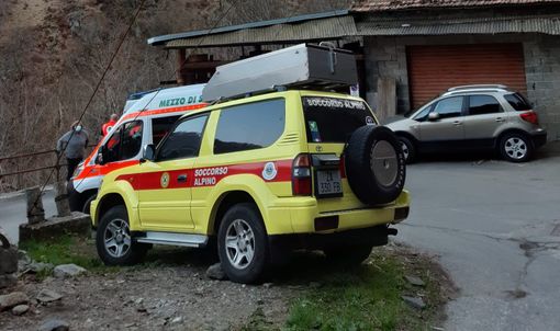 Cede il pavimento in baita e precipita dal primo piano, morto un uomo in Valle Strona