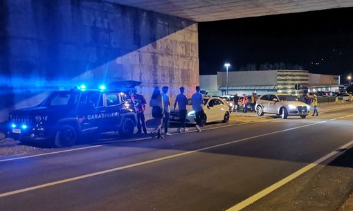 Picchia la fidanzata con un bastone dopo la serata di festa Picchia la fidanzata con un bastone dopo la serata di festa