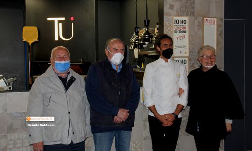 Il cuoco Alessandro Bassa (terzo da sinistra) con gli esponenti della Condotta ossolana di Slow Food Il cuoco Alessandro Bassa (terzo da sinistra) con gli esponenti della Condotta ossolana di Slow Food