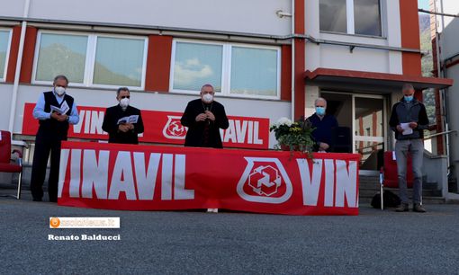 Momento di preghiera e riflessione alla Vinavil con il vescovo Brambilla