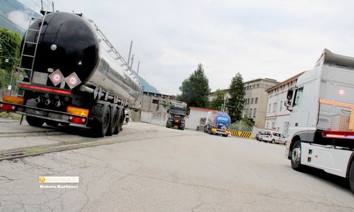 Rifiuti abbandonati lungo la ferrovia davanti alla Vinavil Rifiuti abbandonati lungo la ferrovia davanti alla Vinavil