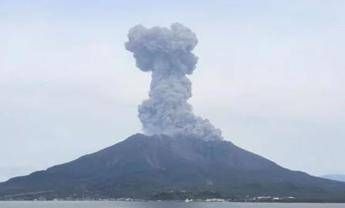 Il vulcano Sakurajima si 'risveglia': alta colonna di cenere e fumo